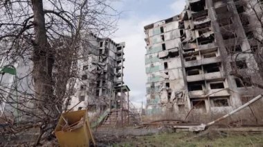 Bu video, Ukrayna, Borodyanka 'da savaştan zarar görmüş bir binayı gösteriyor.