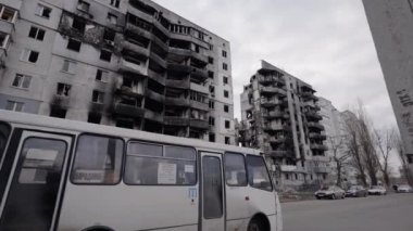 Bu video, Ukrayna, Borodyanka 'da savaştan zarar görmüş bir binayı gösteriyor.
