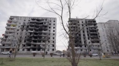 Bu video, Ukrayna, Borodyanka 'da savaştan zarar görmüş bir binayı gösteriyor.