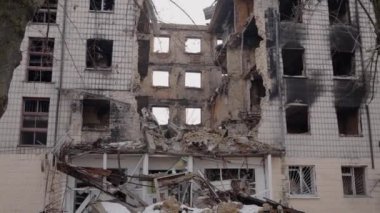 Bu video, Ukrayna, Borodyanka 'da savaştan zarar görmüş bir binayı gösteriyor.