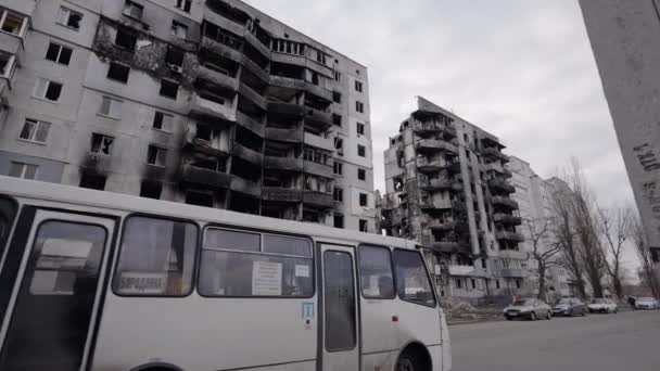 비디오는 전쟁으로 파괴된 우크라이나 산카의 건물을 보여준다 — 비디오
