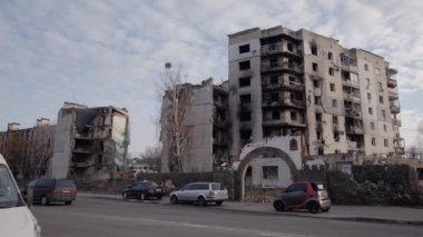 Bu video, Ukrayna, Borodyanka 'da savaştan zarar görmüş bir binayı gösteriyor.