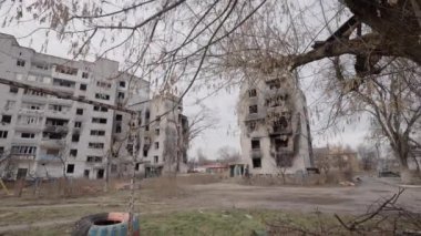 Bu video, Ukrayna, Borodyanka 'da savaştan zarar görmüş bir binayı gösteriyor.
