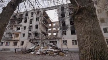 Bu video, Ukrayna, Borodyanka 'da savaştan zarar görmüş bir binayı gösteriyor.