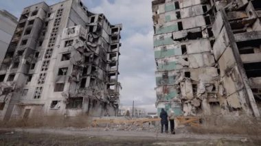 Bu video, Ukrayna, Borodyanka 'da savaştan zarar görmüş bir binayı gösteriyor.
