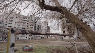 Bu video, Ukrayna, Borodyanka 'da savaştan zarar görmüş bir binayı gösteriyor.