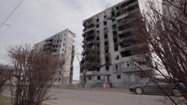 Bu video, Ukrayna, Borodyanka 'da savaştan zarar görmüş bir binayı gösteriyor.