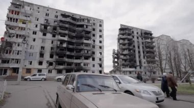 Bu video, Ukrayna, Borodyanka 'da savaştan zarar görmüş bir binayı gösteriyor.