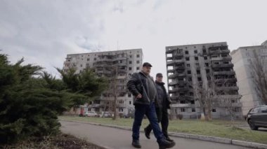 Bu video, Ukrayna, Borodyanka 'da savaştan zarar görmüş bir binayı gösteriyor.