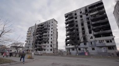 Bu video, Ukrayna, Borodyanka 'da savaştan zarar görmüş bir binayı gösteriyor.