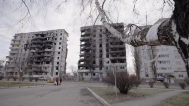 Bu video, Ukrayna, Borodyanka 'da savaştan zarar görmüş bir binayı gösteriyor.