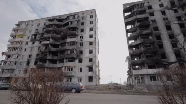 Bu video, Ukrayna, Borodyanka 'da savaştan zarar görmüş bir binayı gösteriyor.
