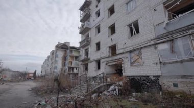 Bu video, Ukrayna, Borodyanka 'da savaştan zarar görmüş bir binayı gösteriyor.