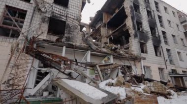 Bu video, Ukrayna, Borodyanka 'da savaştan zarar görmüş bir binayı gösteriyor.