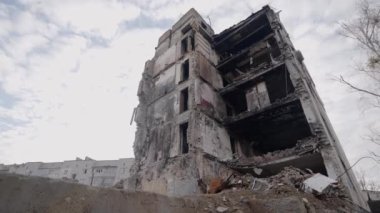 Bu video, Ukrayna, Borodyanka 'da savaştan zarar görmüş bir binayı gösteriyor.