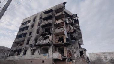 Bu video, Ukrayna, Borodyanka 'da savaştan zarar görmüş bir binayı gösteriyor.