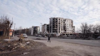 Bu video, Ukrayna, Borodyanka 'da savaştan zarar görmüş bir binayı gösteriyor.