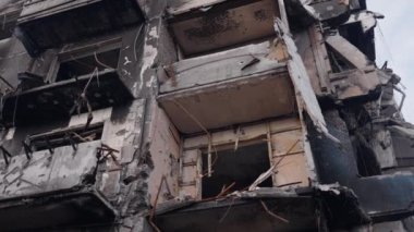 Bu video, Ukrayna, Borodyanka 'da savaştan zarar görmüş bir binayı gösteriyor.