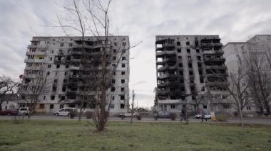 Bu video, Ukrayna, Borodyanka 'da savaştan zarar görmüş bir binayı gösteriyor.