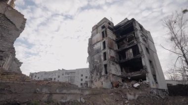 Bu video, Ukrayna, Borodyanka 'da savaştan zarar görmüş bir binayı gösteriyor.