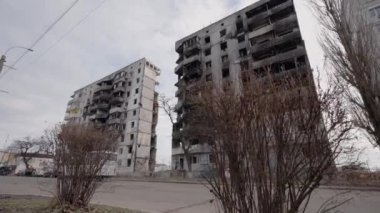 Bu video, Ukrayna, Borodyanka 'da savaştan zarar görmüş bir binayı gösteriyor.