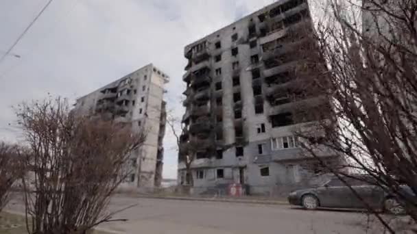 このストックビデオは ウクライナのボロディアンカに戦争で破壊された建物を示しています — ストック動画
