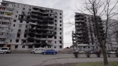 Bu video, Ukrayna, Borodyanka 'da savaştan zarar görmüş bir binayı gösteriyor.