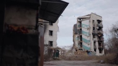 Bu video, Ukrayna, Borodyanka 'da savaştan zarar görmüş bir binayı gösteriyor.