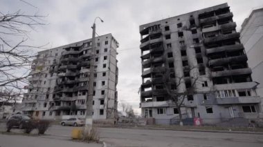 Bu video, Ukrayna, Borodyanka 'da savaştan zarar görmüş bir binayı gösteriyor.