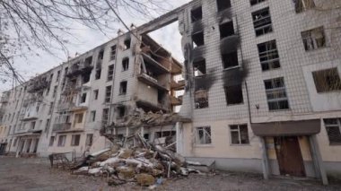 Bu video, Ukrayna, Borodyanka 'da savaştan zarar görmüş bir binayı gösteriyor.