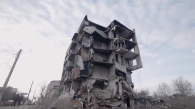 Bu video, Ukrayna, Borodyanka 'da savaştan zarar görmüş bir binayı gösteriyor.
