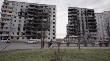 Bu video, Ukrayna, Borodyanka 'da savaştan zarar görmüş bir binayı gösteriyor.