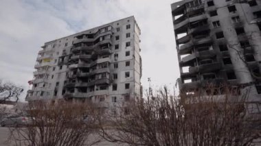 Bu video, Ukrayna, Borodyanka 'da savaştan zarar görmüş bir binayı gösteriyor.