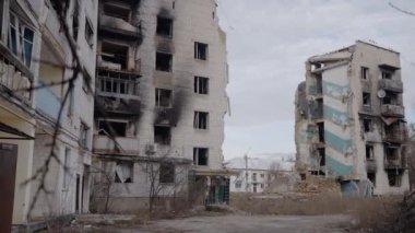 Bu video, Ukrayna, Borodyanka 'da savaştan zarar görmüş bir binayı gösteriyor.