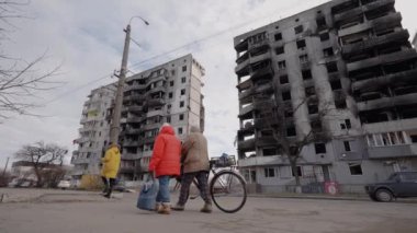 Bu video, Ukrayna, Borodyanka 'da savaştan zarar görmüş bir binayı gösteriyor.