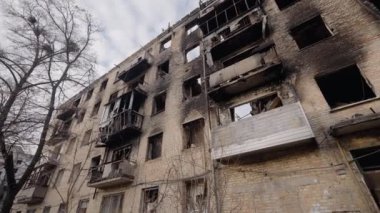 Bu video, Ukrayna, Borodyanka 'da savaştan zarar görmüş bir binayı gösteriyor.