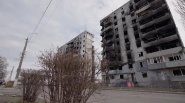 Bu video, Ukrayna, Borodyanka 'da savaştan zarar görmüş bir binayı gösteriyor.