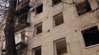 Bu video, Ukrayna, Borodyanka 'da savaştan zarar görmüş bir binayı gösteriyor.