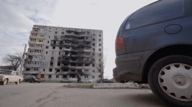 Bu video, Ukrayna, Borodyanka 'da savaştan zarar görmüş bir binayı gösteriyor.