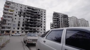 Bu video, Ukrayna, Borodyanka 'da savaştan zarar görmüş bir binayı gösteriyor.