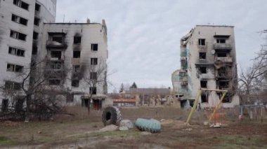 Bu video, Ukrayna, Borodyanka 'da savaştan zarar görmüş bir binayı gösteriyor.