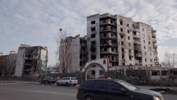 このストックビデオは ウクライナのボロディアンカに戦争で破壊された建物を示しています — ストック動画