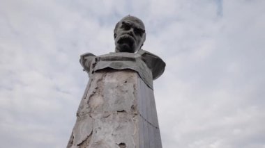 Bu video, savaş sırasında Ukrayna 'nın Borodyanka kentindeki Taras Shevchenko anıtını gösteriyor.