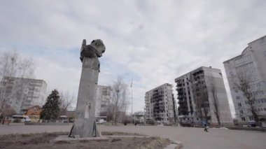 Bu video, savaş sırasında Ukrayna 'nın Borodyanka kentindeki Taras Shevchenko anıtını gösteriyor.