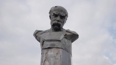 Bu video, savaş sırasında Ukrayna 'nın Borodyanka kentindeki Taras Shevchenko anıtını gösteriyor.