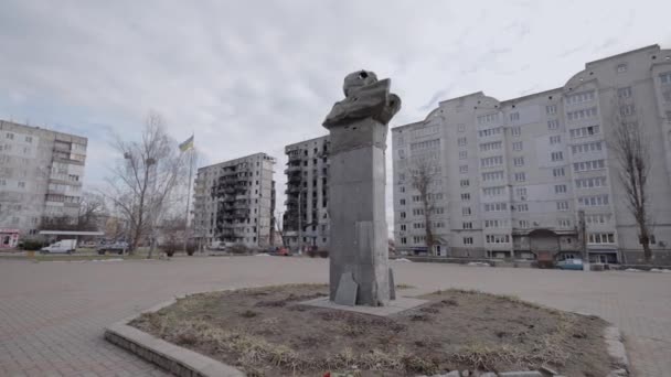 Video Savaş Sırasında Ukrayna Nın Borodyanka Kentindeki Taras Shevchenko Anıtını — Stok video