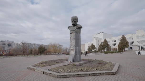 동영상은 전쟁중 우크라이나 산카에 타라스 기념비를 — 비디오