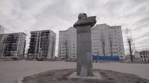 このストックビデオは 戦争中のウクライナ ボロヤンカのタラス シェフチェンコへのショットスルー記念碑を示しています — ストック動画