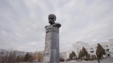 Bu video, savaş sırasında Ukrayna 'nın Borodyanka kentindeki Taras Shevchenko anıtını gösteriyor.