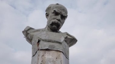 Bu video, savaş sırasında Ukrayna 'nın Borodyanka kentindeki Taras Shevchenko anıtını gösteriyor.